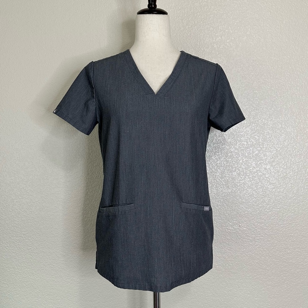 Figs Casma Gray Three-Pocket Scrub Top, Sz XS